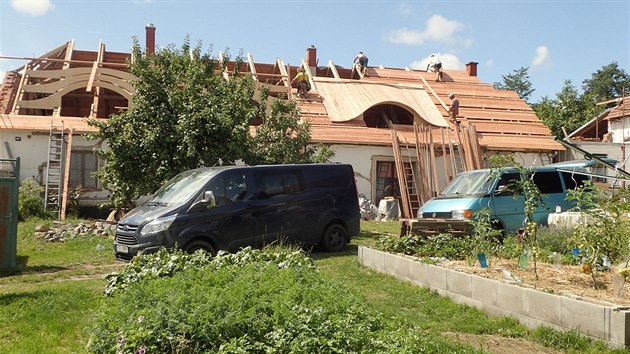 Krov se prv pobj prkny a potahuje sten fli. Na ni pijdou taky bobrovky.