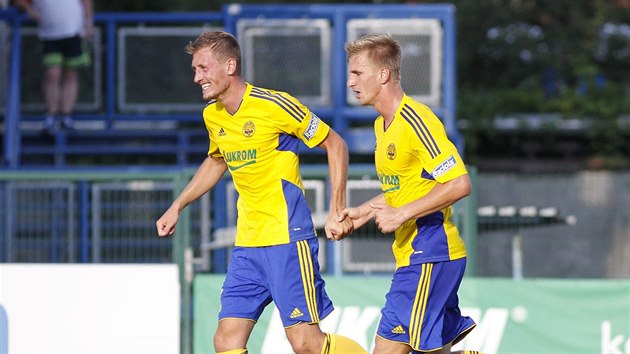 Zlnsk fotbalista Jakub Jugas  (vpravo) se raduje se spoluhrem Tomem Hjkem z glu v zpase s Pbram.