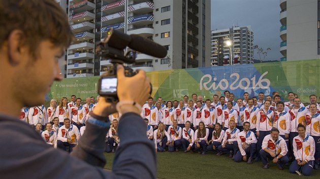 et sportovci pi slavnostnm vyven esk vlajky v olympijsk vesnici v Riu de Janeiro.