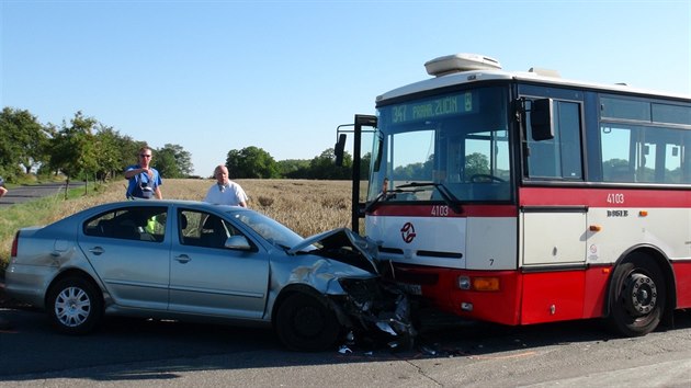 Na kiovatce mezi obcemi Chn a Hostivice na Praze-zpad se rno srazila dv auta se stojcm autobusem (8.8.2016)