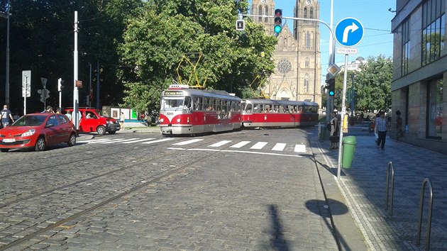 Na konci ervence vznikl na silnici v Praze 2 msto pechodu obrazec z blch dlaebnch kostek. Po tdnu byl pechod nov naten(9.8.2016)