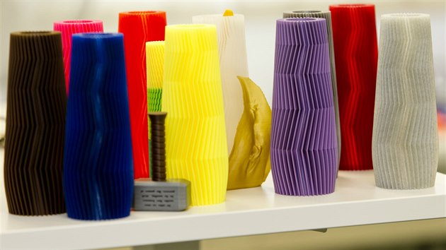 Výrobky vytisknuté na 3D tiskárně ve společnosti Prusa Research.