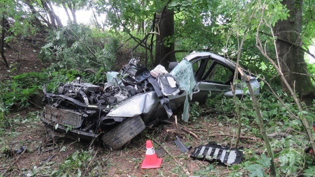 Mlad idi jel s BMW u Horn Motnice vysokou rychlost a narazil do stromu. Vz se rozpadl na nkolik st, vn zrannho mladka pepravil do nemocnice vrtulnk.