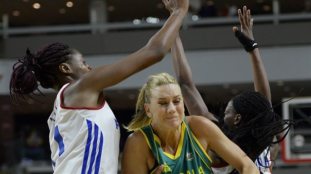 Australsk basketbalistka Penny Taylorpov (v zelenm) se prosmkla mezi Valeriane Ayayiovou (vlevo) a Olivi Epoupaovou z Francie.