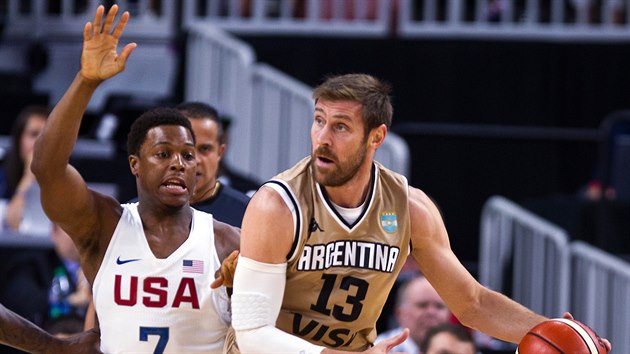 Americk basketbalista Kyle Lowry (vlevo) se pokou ubrnit Andrse Nocioniho z Argentiny.
