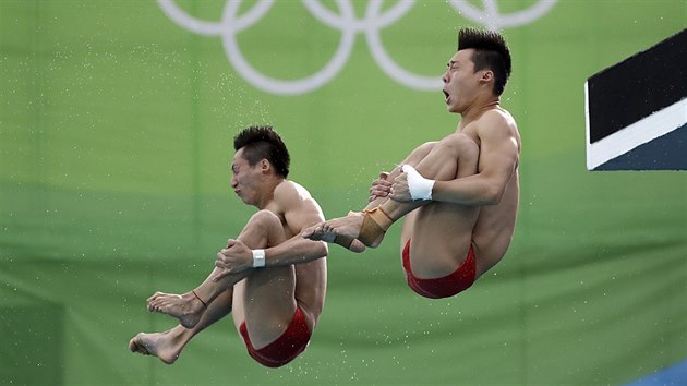 Lin Je (vlevo) a chen Aj-sen z ny pi synchronizovanch skocch z...