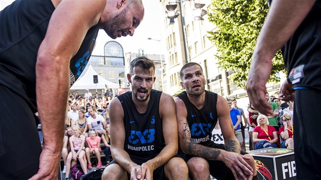 Jan Kratochvl, Martin Gniadek, Pavel Bosk a Ondej Dygrn (zleva) z Humpolce se na praskm turnaji 3x3 World Tour rad, jak na  kanadsk Saskatoon.