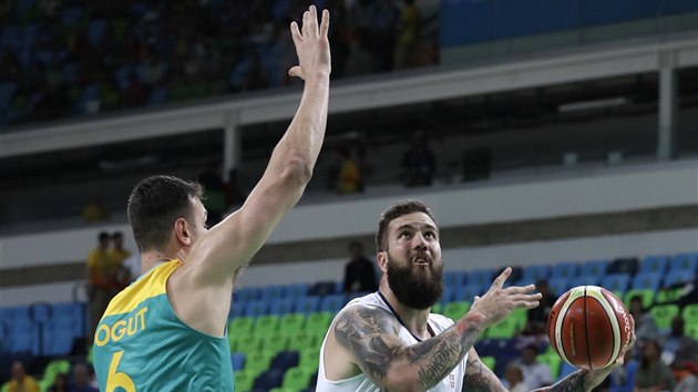 Andrew Bogut (vlevo) z Austrlie se v souboji hromotluk sna ztit zakonen Miroslavu Raduljicovi ze Srbska.