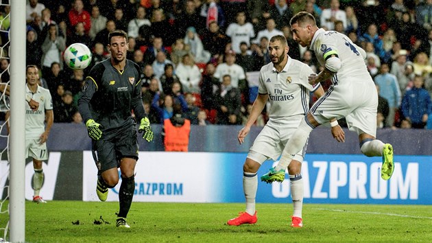 Sergio Ramos (vpravo) z Realu Madrid vyrovnv v zpase o Superpohr.