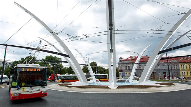 Díky dokončení Koruny se na původní trasu mohly vrátit trolejbusy. (1. 8. 2016)