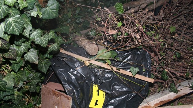 Tělo nalezené pod přístřeškem na zahradě domu.