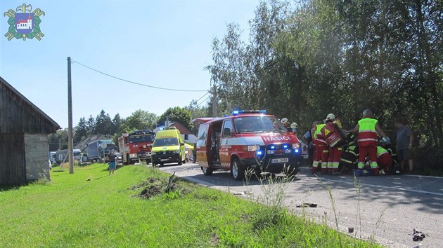 Nehoda osobnho vozu a nklaku v ervenm Kostelci na Nchodsku (8.8.2016).