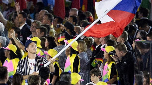 VLAJKONO. Judista Luk Krplek (s vlajkou) pi zahajovacm ceremonilu her v brazilskm Riu