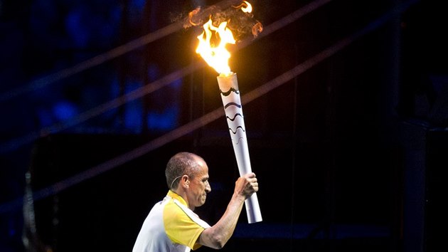 Vanderlei de Lima zaehl olympijsk ohe v Riu, na snmku s pochodn