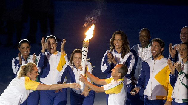 Vanderlei de Lima (vpravo) pebr olympjskou pochode