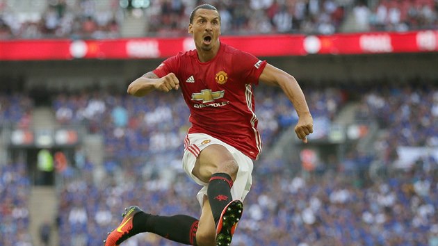 Zlatan Ibrahimovic z Manchesteru United slav gl do st Leicesteru.