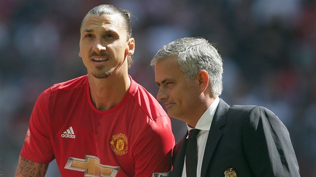 PORADA. Kou Manchesteru United Jos Mourinho (vpravo) a tonk Zlatan Ibrahimovic v utkn o anglick Superpohr proti Leicesteru