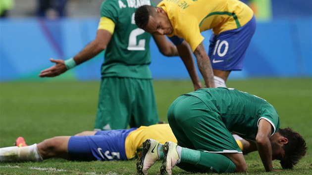 MODLITBA ZA REMZU. Iran Ali dkuje Bohu za remzu v olympijskm turnaji proti Brazlii. Nad nm se skln zklaman Neymar.
