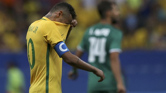 A SAKRA. Neymar skrv tv po remze Brazlie proti Irku.