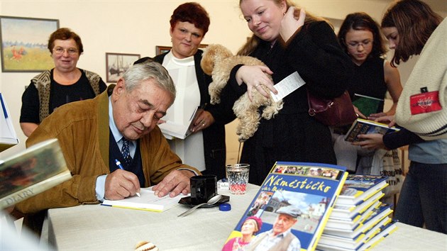 ateck knihkupectv U lva, kde se herec Josef Vinkl v dubnu 2005 podepisoval divkm serilu Nmstko, kter se ve mst toil.