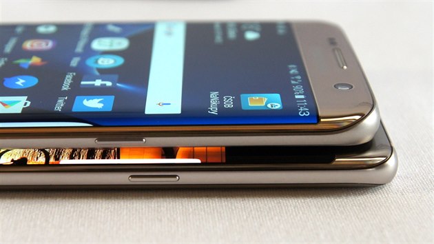 U Note 7 (vespod) zvolil Samsung symetrick zaoblen displeje i zad a men zaoblen roh oproti S7 edge. Jinak jsou telefony konstrukn v podstat shodn.