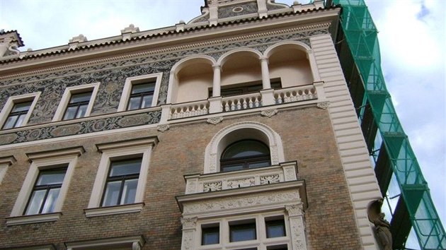 Přímo v tomto domě na rohu Skořepky a Jilské ulice vyrůstal spisovatel Max Brod. 