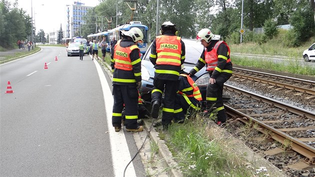 Řidičce se v nevhodné obuvi smekla noha, auto skončilo v kolejišti -  regiony.impuls.cz