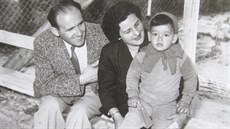 Gil Grunbaum se svými adoptivními rodii.