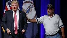 Donald Trump dostal na mítinku ve Virginii od váleného veterána Louise...