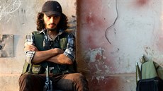 Syrský povstalec v areálu dlostelecké akademie v Aleppu (6. srpna 2016)