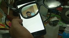 Kurd vymyslel zneviditelující folii na obrazovku iPhonu