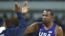 DECENTNÍ PLÁCNUTÍ. Amerití basketbalisté Kevin Durant (vpravo) a Kyle Lowry.