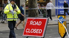Londýnský policista hlídkuje u uzaveného místa, kde 19letý mladík zranil pt...