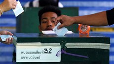 Thajci hlasují o návrhu ústavy, která by junt dovolila udret se u moci (7....