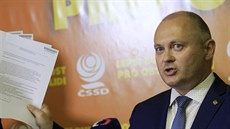 Hejtman Michal Hašek vysvětloval předsednictvu jihomoravského krajského výboru...