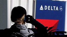 Pasaér Delta Airlines ekající na odbavení na letiti v Salt Lake City (8....