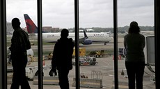 Cestující sledují svůj plánovaný let Delta Air Lines na letišti v Atlantě poté,...