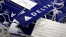 títky na jméno s adresou aerolinek Delta Air Lines na letiti JFK v New Yorku....