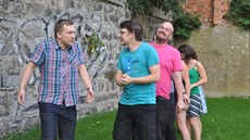 Herci divadla Podivín ze Spolku UHO trénují improvizaci na travnaté terase...