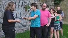 Herci divadla Podivín ze Spolku UHO trénují improvizaci na travnaté terase...