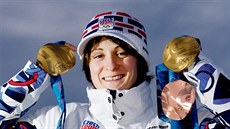 �eská rychlobrusla�ka Martina Sáblíková se svými t�emi olympijskými medailemi....