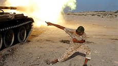 NEKLID NA ZÁPADNÍ FRONT. Písluník libyjské armády podporované americkými...