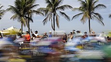 Peloton projíždí po brazilské pláži Ipanema při olympijském závodu mužů v...