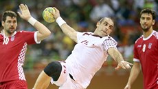 Katarský házenkář Bassel Alrayes (uprostřed) v olympijském utkání proti...