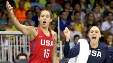 Americké basketbalistky Brittney Grinerová (vlevo) a Diana Taurasivová...