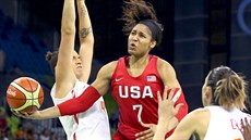 Americká basketbalistka Maya Mooreová prochází pes panlky Lauru Nichollsovou...