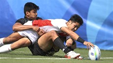 Japonský ragbista Kazushi Hano skóruje v olympijském utkání s Novým Zélandem....
