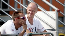 Trenér Petr Pála (vpravo) a kondiční trenér David Vydra sledují tenisový zápas...