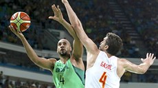 Souboj brazilského basketbalisty Marquinhose s Pauem Gasolem ze panlska. (9....