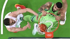 Ko brazilského basketbalisty Augusta Limy (vpravo) v olympijském utkání se...